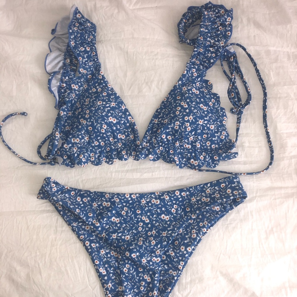 SHEIN Ditsy Floral Scallop Trim Triangle Bikini